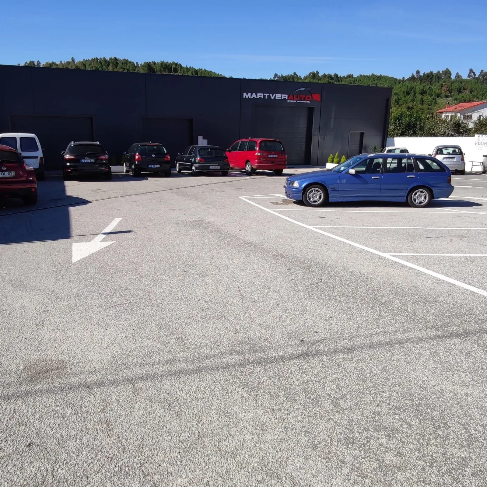 Fachada e parque de estacionamento da oficina Martverauto em Viseu